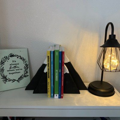 DIY bookends to spruce up & organize your kid’s room